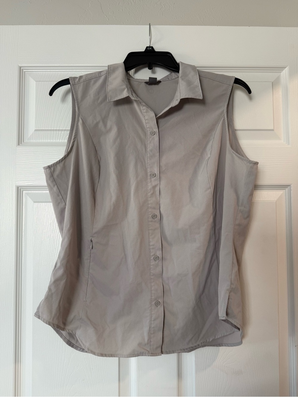 Eddie Bauer Sleeveless Button-Down Shirt in Light Gray